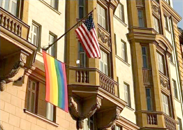 Флаг ЛГБТ на посольстве США в Москве